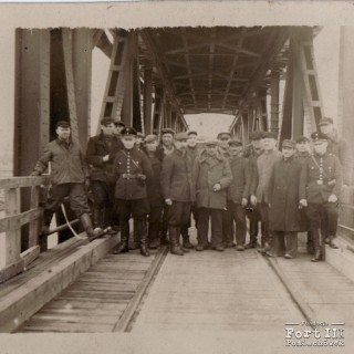 Odbudowa mostu na Narwi, Roman Łuszczewski 13 od prawej, (1939-1940)
